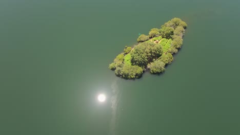 rio oitaven con una isla aislada cerca de encoro de eiras en galiza españa