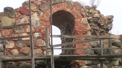 ruinas del castillo de la orden de livonia en ergeme durante el otoño.