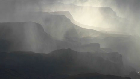 la niebla cubre capas de montañas en el parque nacional del gran cañón en arizona