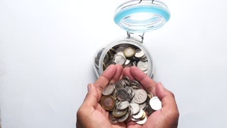 ahorrando dinero en un frasco