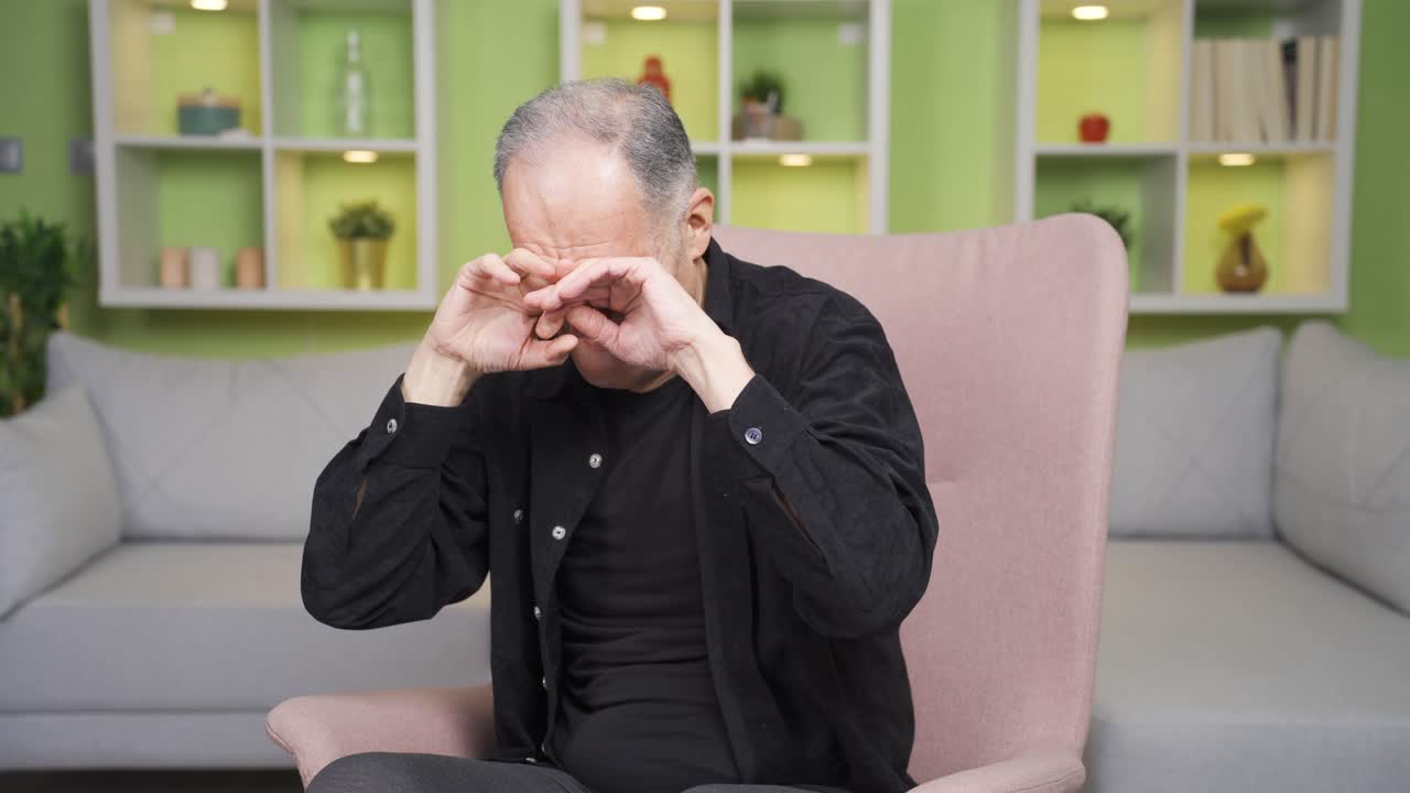 un anciano con dolor en los ojos, fiebre ocular.