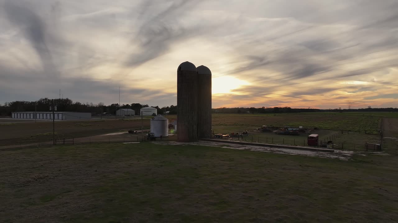 silo en una granja en alabama al atardecer