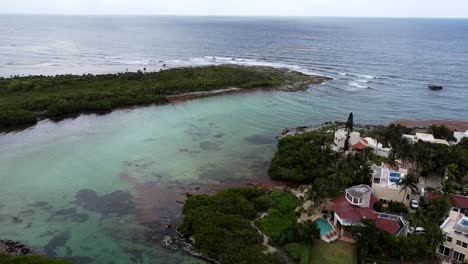 una vista cinematográfica de yal ku, laguna azul en quintana roo méxico
