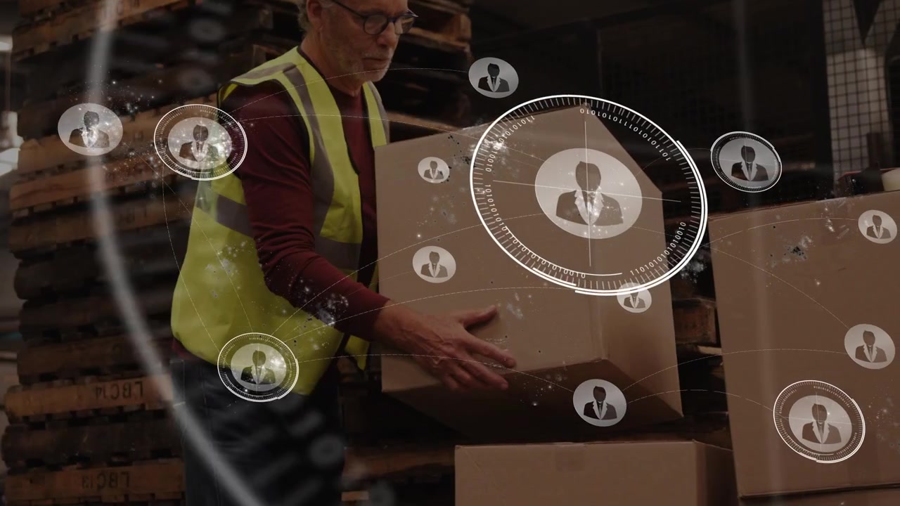 Magazziniere anziano che impila scatole, con sovrapposizioni HUD che appaiono gradualmente, evidenziando i dati dell'inventario.