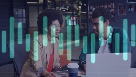 animación del procesamiento de datos financieros sobre diversas personas de negocios que usan computadoras portátiles