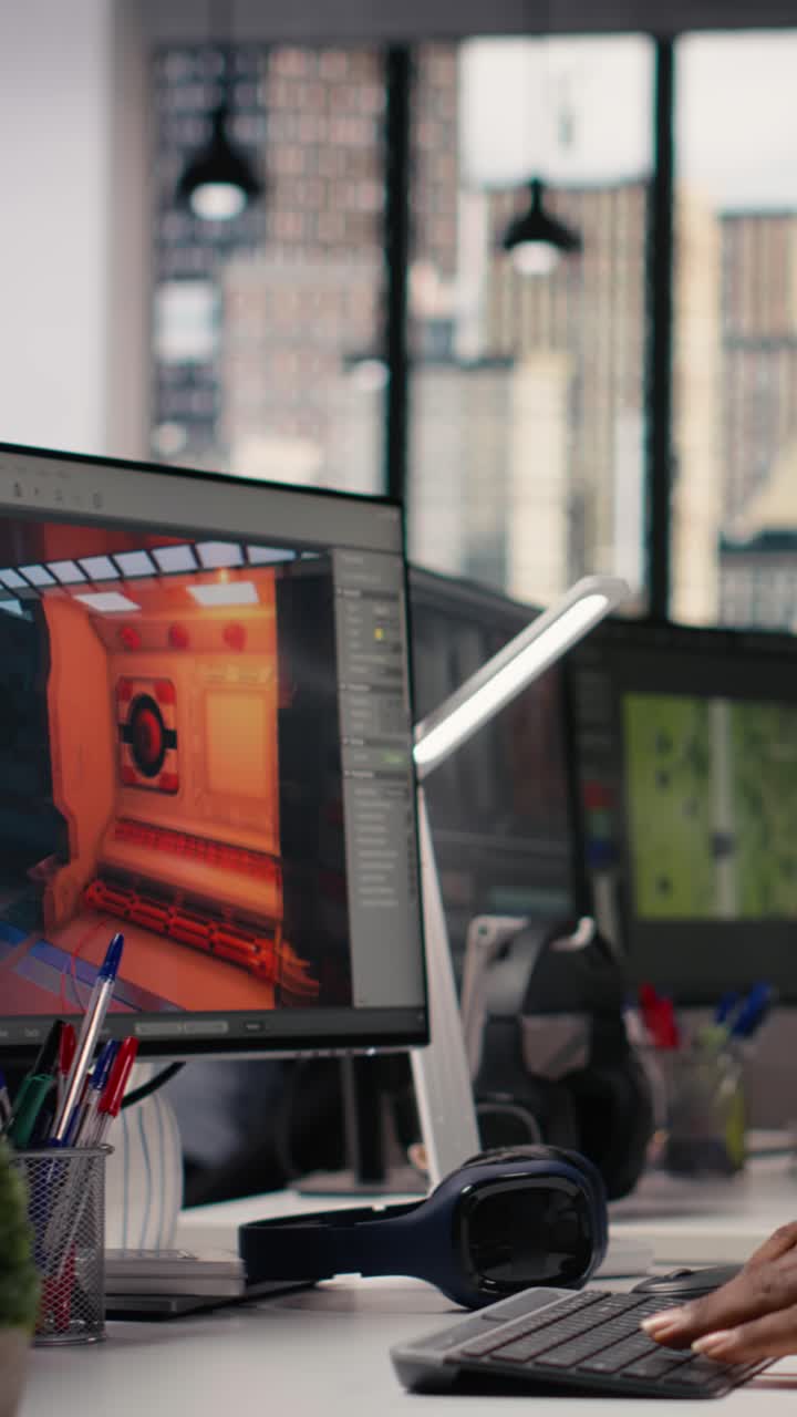 Video verticale: Lavoratore che crea un videogioco fantasy con sistemi di reti neurali AI.
