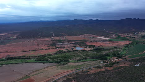 Tierras-Agrícolas-De-Sudáfrica-Con-Agricultores-Con-Toma-Aérea-Nublada