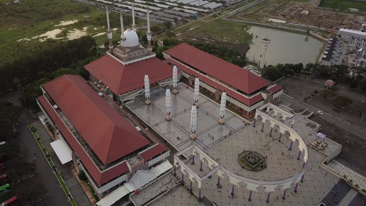 Alaslaskeutuva drone-näkymä Keski-Javan suuresta moskeijasta Semarangin kaupungin keskustassa Keski-Javalla, Indonesiassa