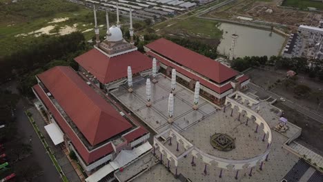 vista superior descendente de drones de la gran mezquita central de java en el centro de la ciudad de semarang en java central indonesia
