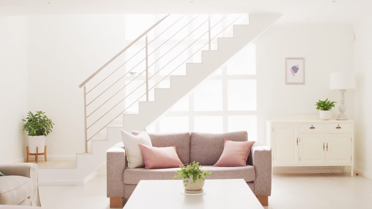 소파 와 계단 을 가진 거실 내부 의 일반적 인 전망