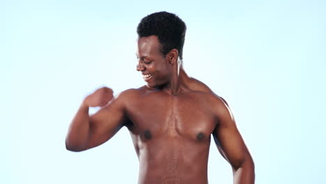 músculo, flex y hombre negro en el estudio para el fitness