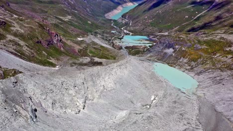 vuelo de drones desde el glaciar moiry hacia el embalse y la presa moiry en valais, suiza