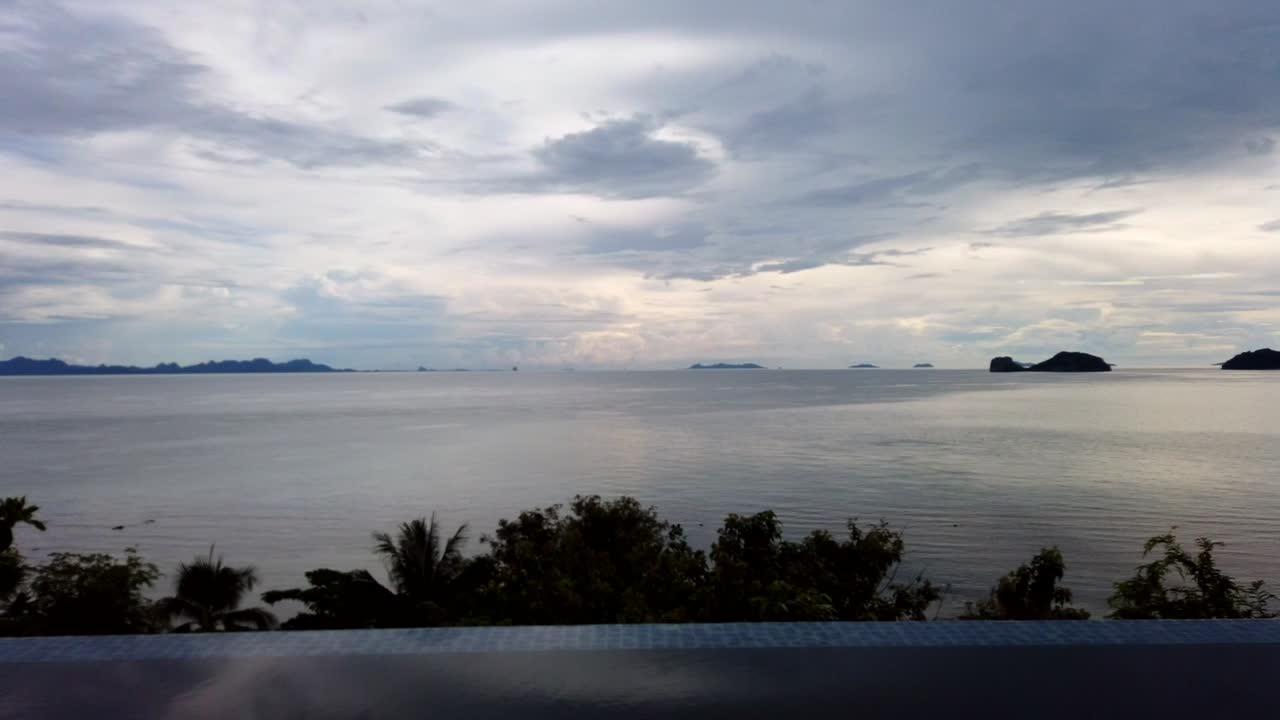 수영장에 의해 설정된 태양의 시간 경과