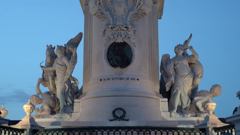 detalles de la base de la estatua del rey josé durante el anochecer