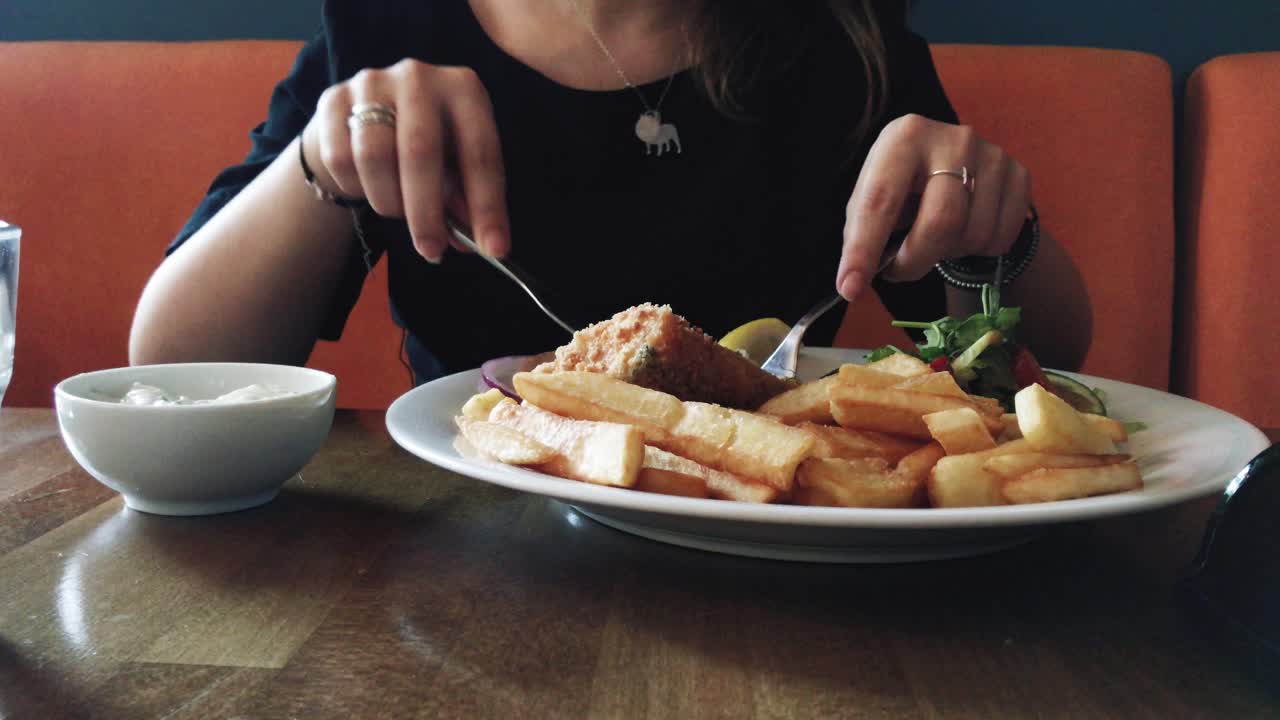 joven atractiva comiendo una deliciosa cena en el restaurante
