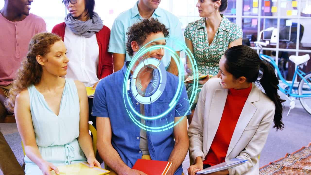 animación de la cerradura de la caja fuerte sobre un grupo diverso de personas de negocios hablando