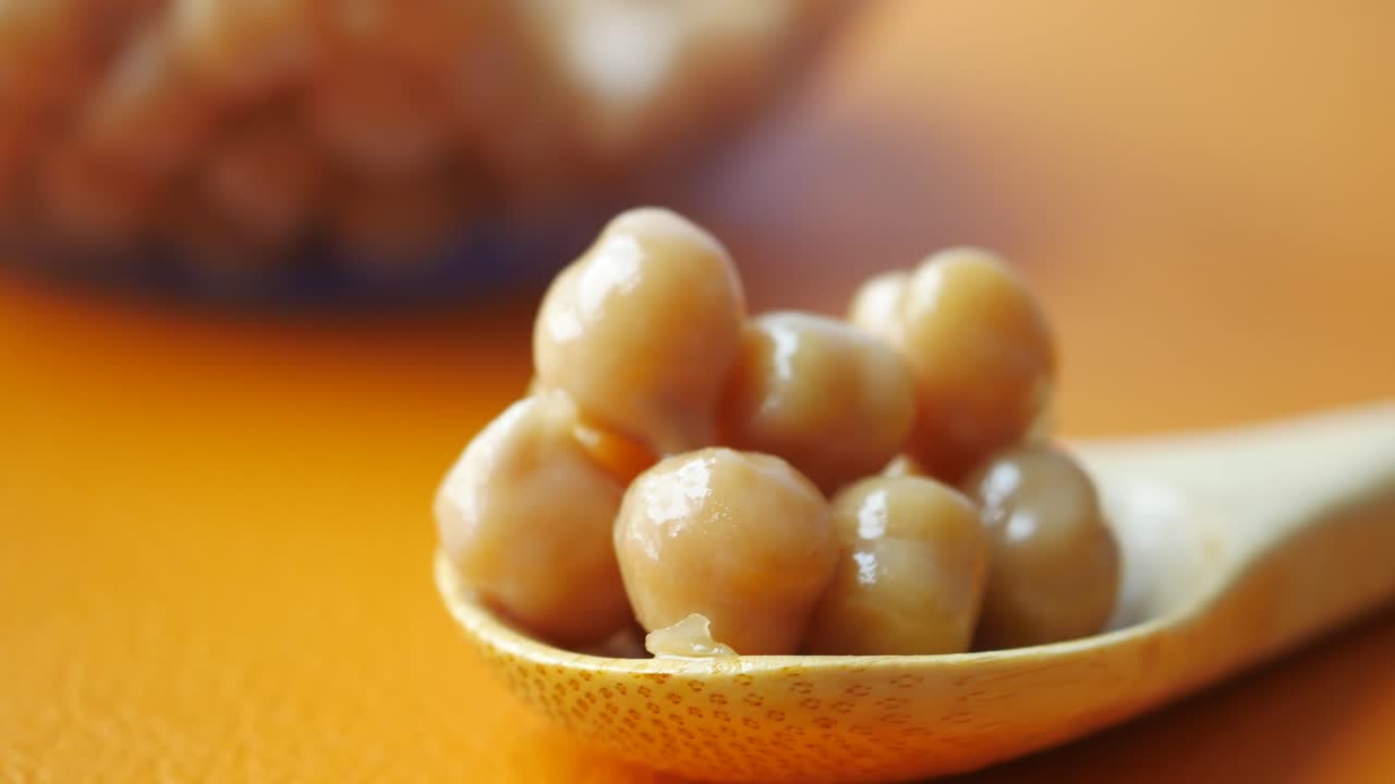 Mucchio di ceci fermentati su un cucchiaio di legno
