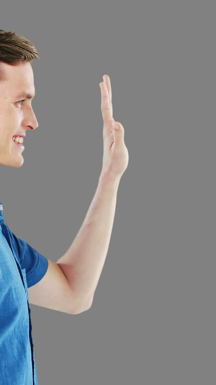 hombre usando una pantalla digital