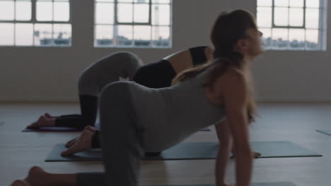 Yoga-Kurslehrerin-Unterrichtet-Schwangere-Frauen-Bei-Der-Ausübung-Eines-Gesunden-Lebensstils,-übt-Die-Katzen-Kuh-Pose-Und-Genießt-Das-Körperliche-Fitnesstraining-In-Der-Gruppe-Im-Studio-Bei-Sonnenaufgang