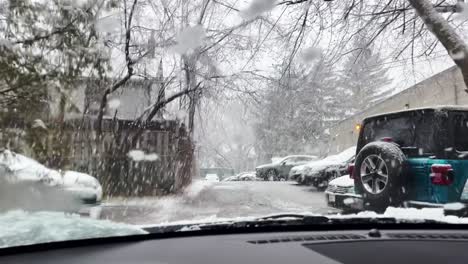 Conducción-De-Automóviles-A-Través-De-La-Caída-De-Nieve-En-Un-Día-De-Invierno---Plano-Medio