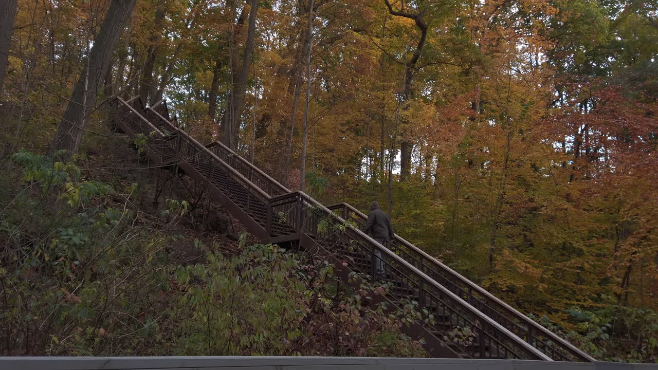 길고 높은 야외 계단 을 올라가는 남자 의 넓은  ⁇