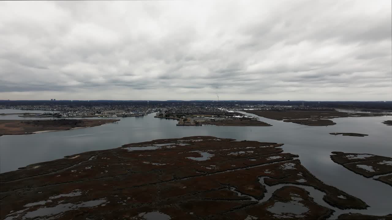 Et luftfoto over saltmarsken ud for Freeport, New York på en overskyet dag