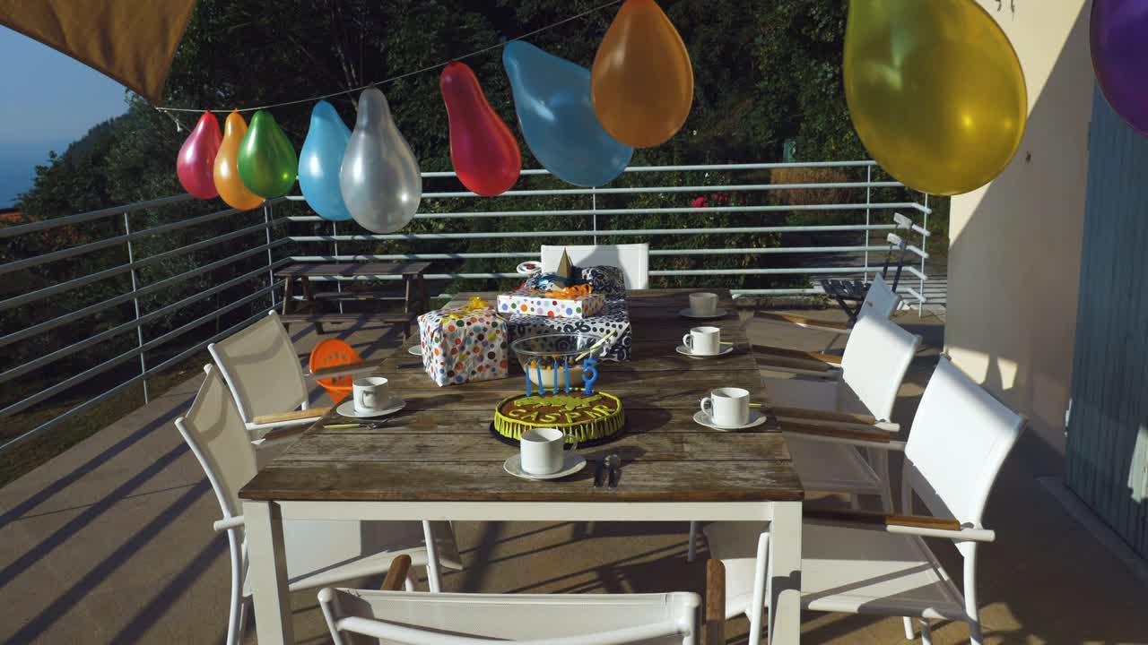 아이의 생일 파티 테이블; 케이크, 풍선, 선물, 컵, 그리고 식구 2