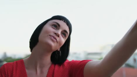 Frau-Macht-Selfie-Auf-Dem-Balkon-Zu-Hause-4k