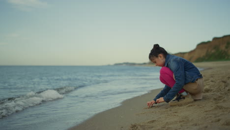 Süßes-Mädchen,-Das-Sand-Am-Meeresstrand-Spielt.-Kind-Genießt-Urlaub-An-Der-Naturküste.