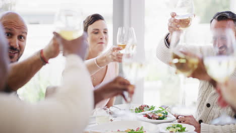 Gruppe-Von-Freunden,-Die-Beim-Heben-„Prost“-Sagen