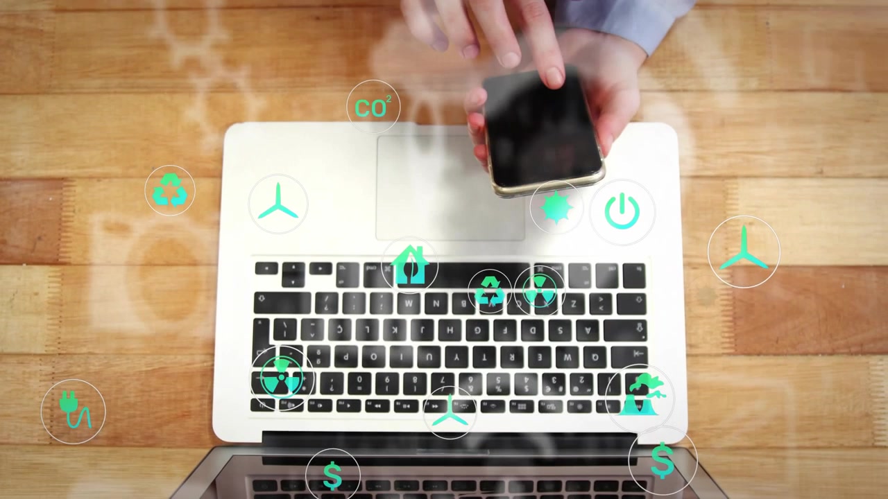 Icone verde acqua che appaiono, con telefono e laptop che si sincronizzano mentre delle mani digitano, mostrando i costi energetici.