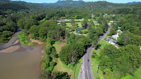 Vista-Aérea-Del-Río-Y-La-Carretera-En-El-Valle-De-Currumbin,-Gold-Coast,-Queensland,-Australia---Disparo-De-Drone