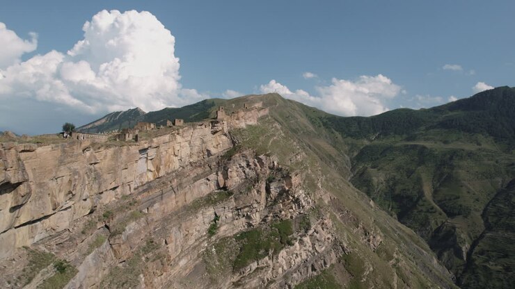 Antigua fortaleza en un acantilado de montaña