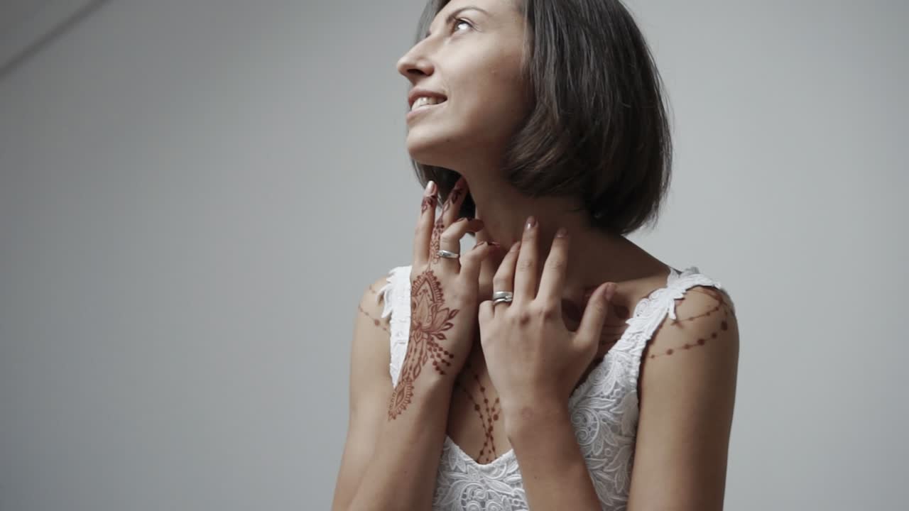 mujer con tatuajes de henna
