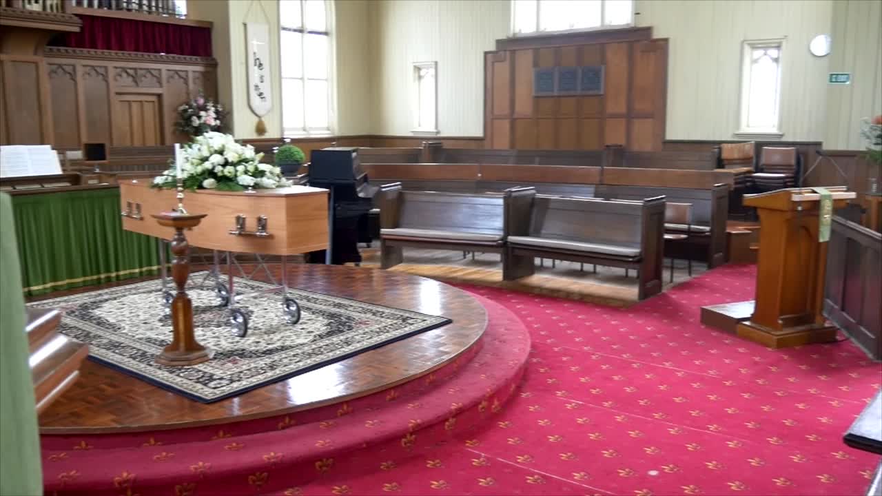 영구차나 예배당에 있는 장례식 관의 클로즈업 샷 또는 묘지의 매장