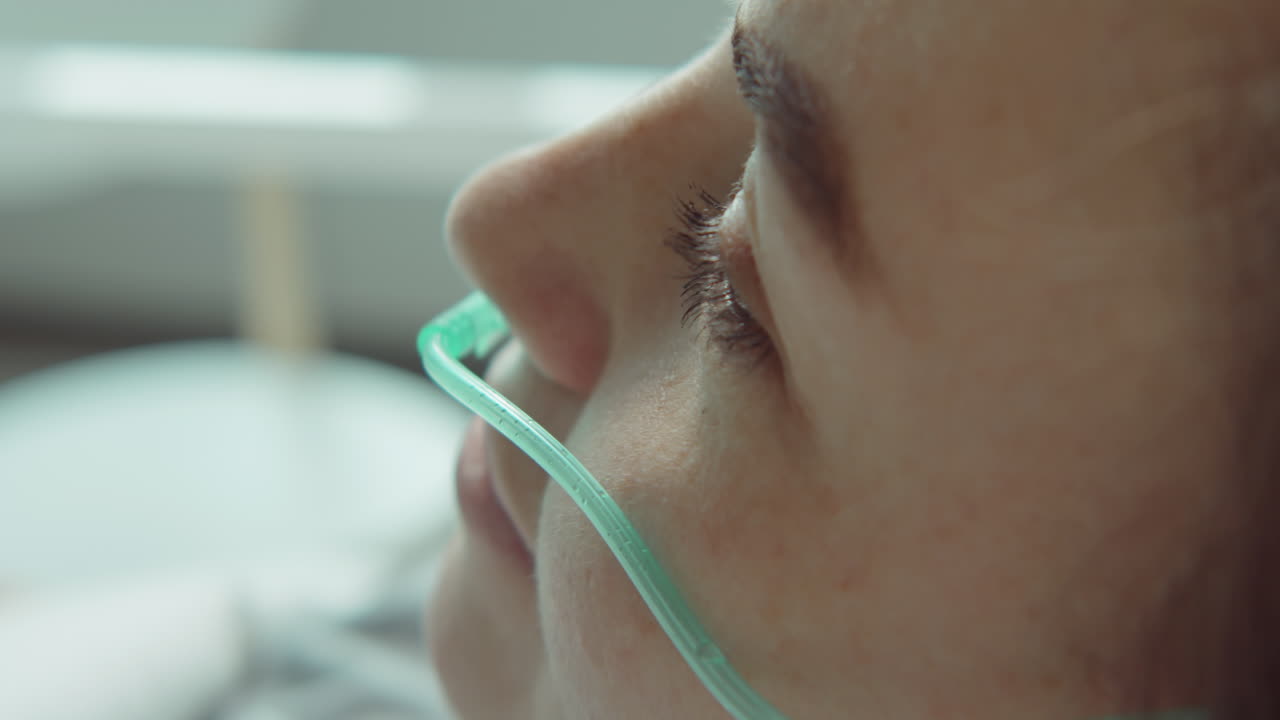 mujer con cáñula nasal recibiendo tratamiento hospitalario