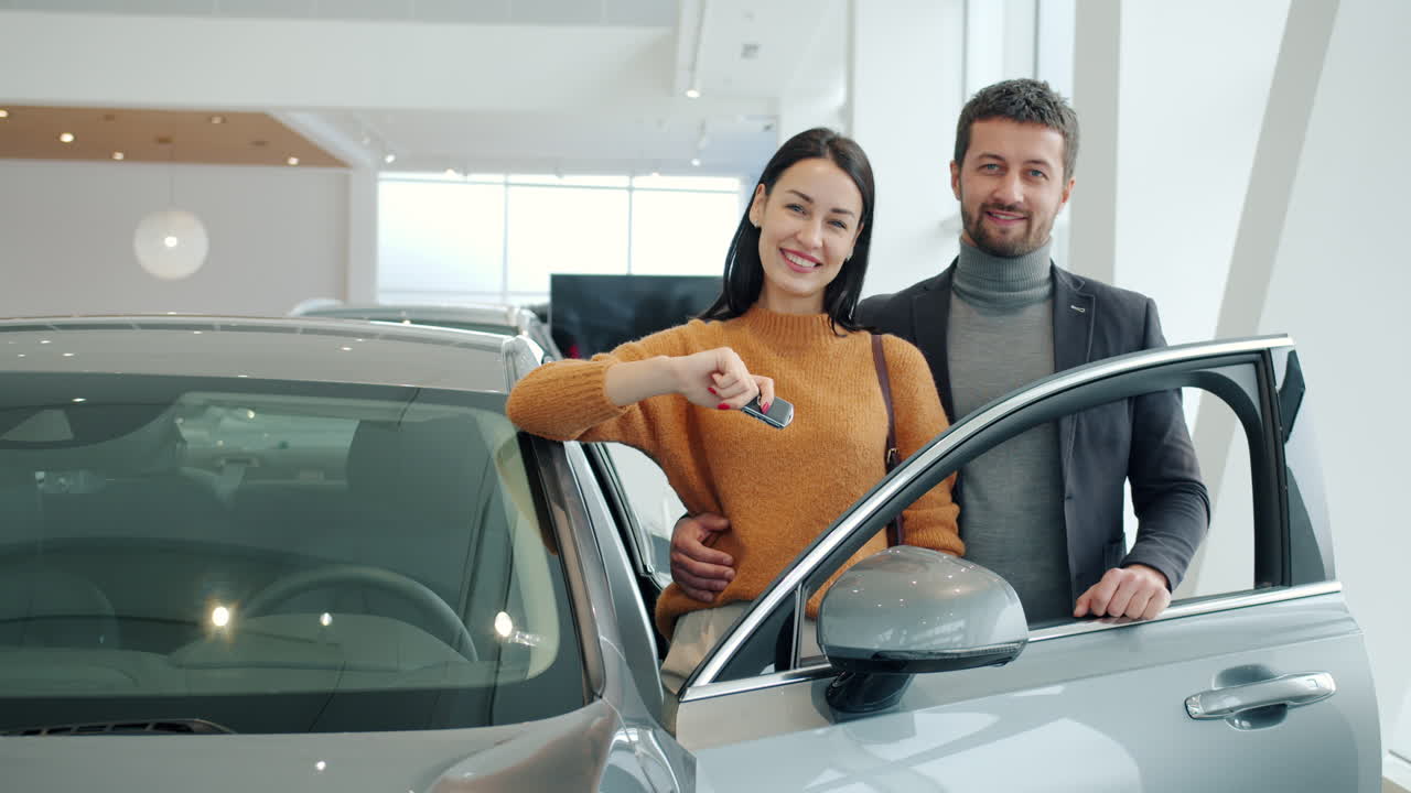 una pareja feliz comprando un coche nuevo
