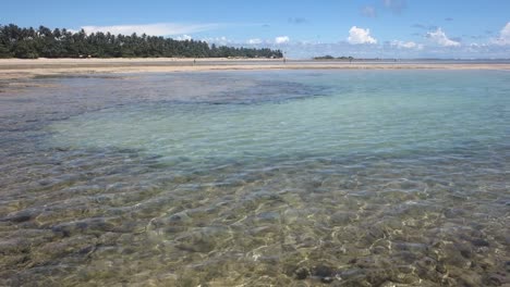 Vista-Estática-Del-Agua-De-Mar-Limpia-Y-Poco-Profunda-Durante-La-Marea-Baja-Con-Vistas-Al-Lecho-Marino-En-Morro-De-Sao-Paulo,-Pueblo-En-La-Isla-De-Tinhare-En-Bahia,-Brasil