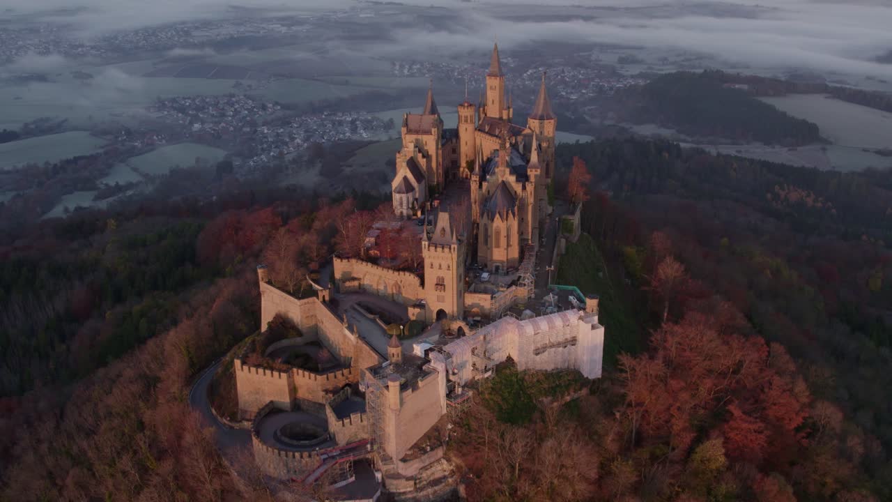 Alba aerea sul castello medievale di Hohenzollern nel Baden-Württemberg.