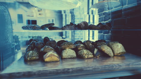 Frisches-Brot-Auf-Regalen-In-Der-Bäckerei