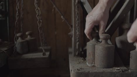 pesas de escala vintage colocadas en una escala en un granero, tiro medio estático