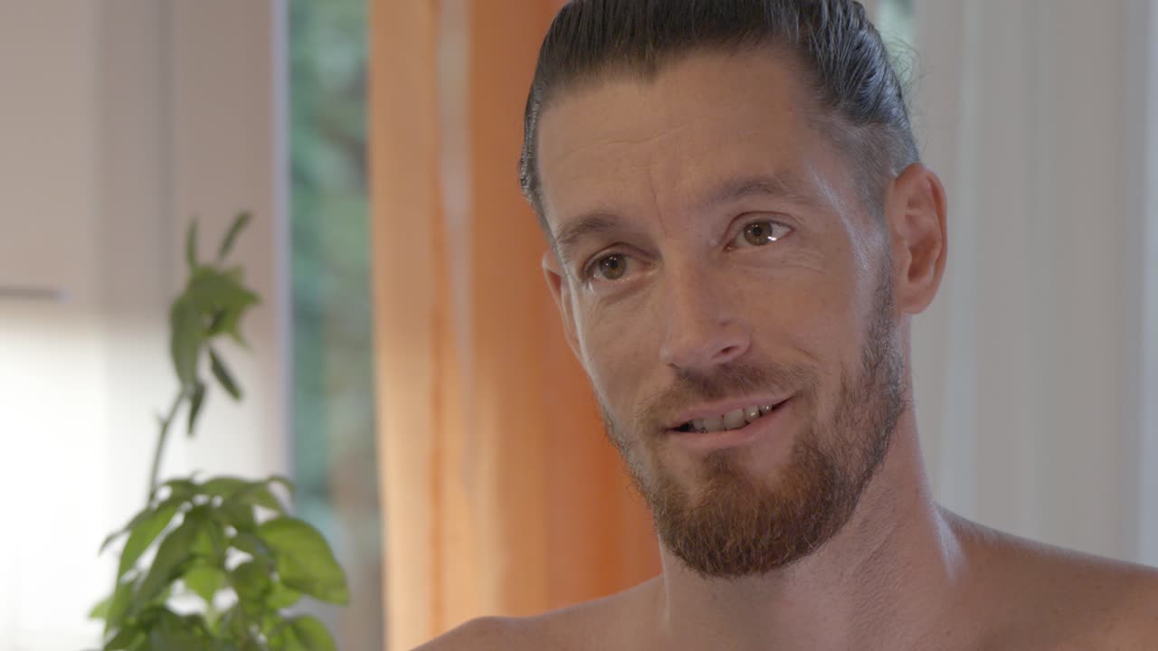 매력적 인 남자 가 동의 로 머리 를 흔들고 미소 짓는 느린 동작 촬영