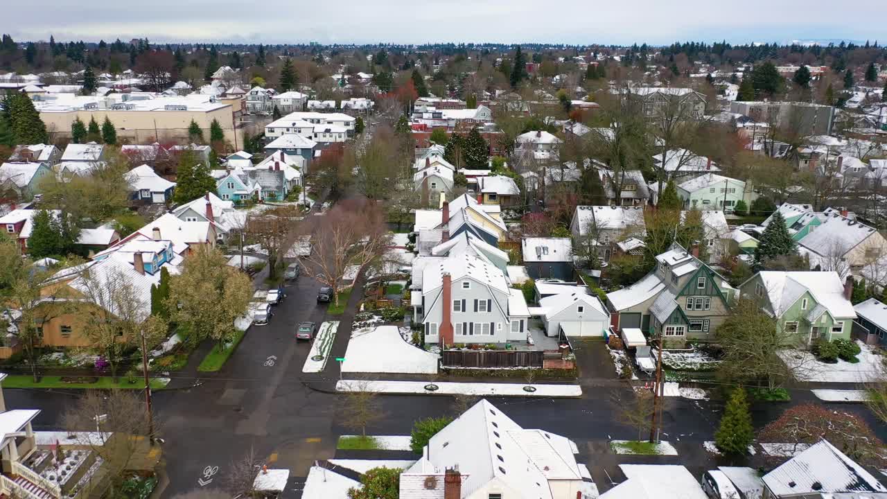 antena sobre el barrio de invierno cubierto de nieve en portland, oregon
