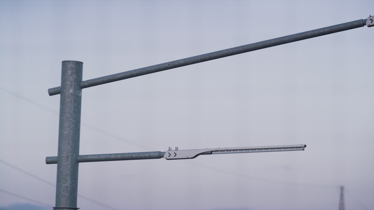 lámparas de calle potentes en cielo despejado de cerca. farolas modernas en altos postes de metal.