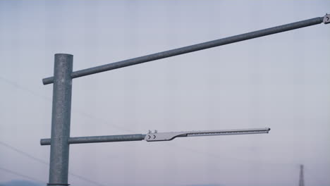 Potentes-Farolas-En-El-Primer-Plano-Del-Cielo-Despejado.-Farolas-Modernas-En-Un-Poste-Metálico-Alto.