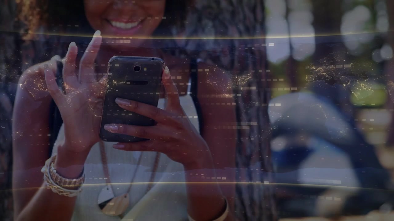 Donna che tiene in mano il telefono, agita la mano sinistra e avvia una demo tecnologica con un overlay a strisce che mostra una collana.