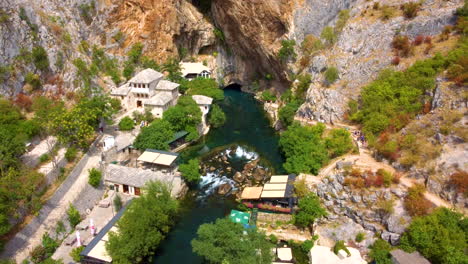 Drohne-Steigt-Auf-Das-Dorf-Blagaj-Im-Kanton-Herzegowina-neretva-In-Bosnien-Und-Herzegowina-Herab