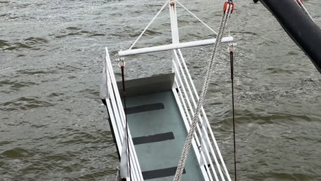 Río-Ohio-Visto-Desde-Un-Barco-Turístico-En-Los-EE.UU.---POV