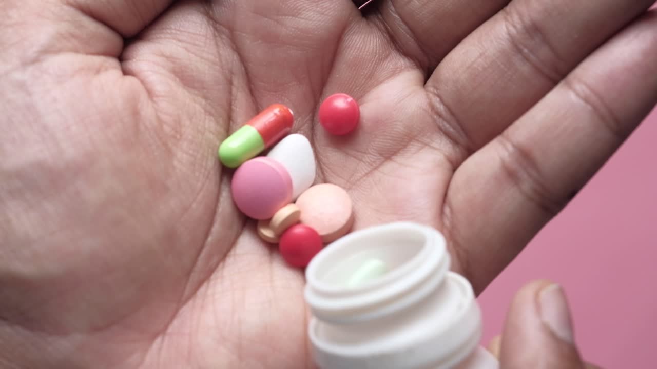 여러 가지 약과 을 들고 있는 손