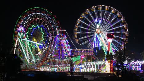 encendiendo la noria en la noche.